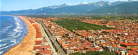 Veduta Aerea della Città di Viareggio - Le lunghe spiagge, stabilimenti balneari, bagni e hotel a Viareggio